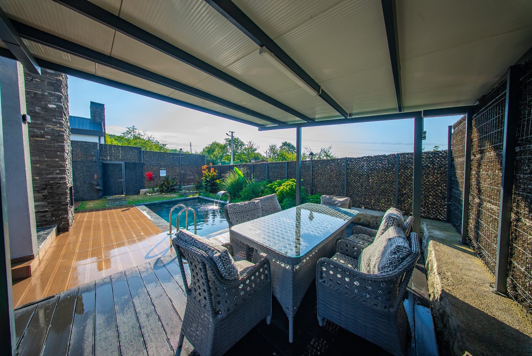 Pergola altında yemek alanı